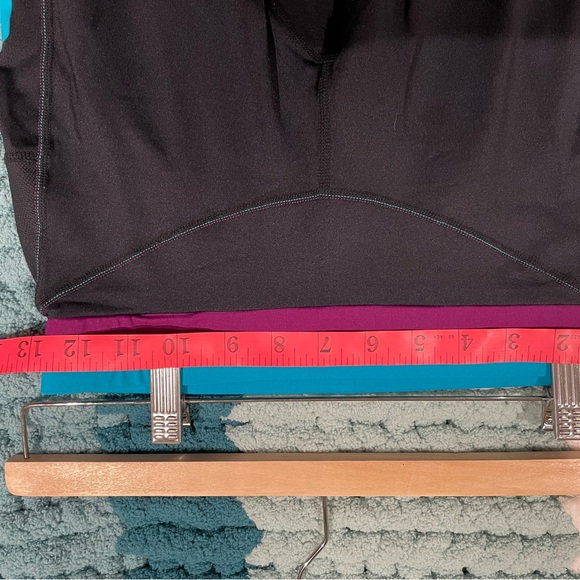 Women’s exercise crops - Picture 3 of 8